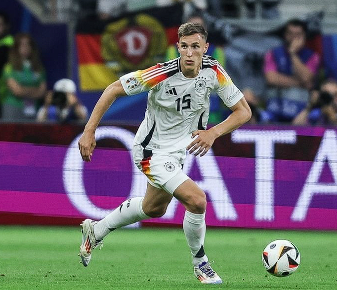 多特蒙德与施洛特贝克续约:细节敲定,风险规避与双赢之局